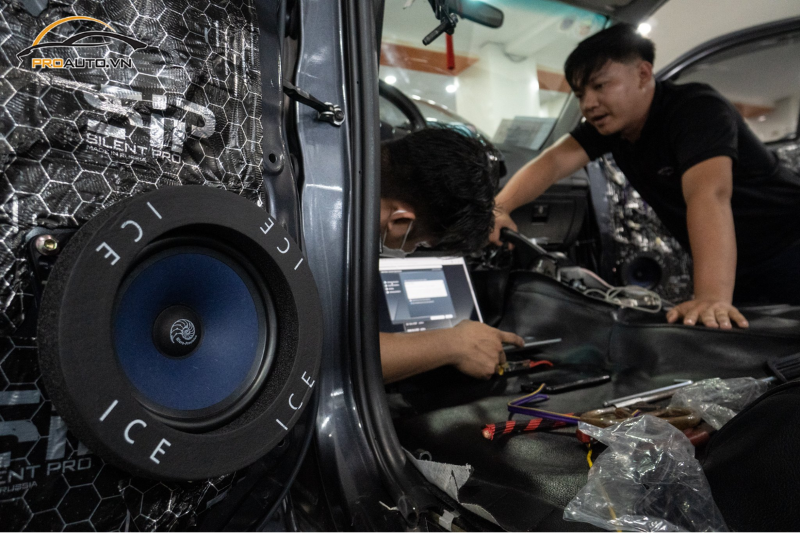Kỹ thuật viên thi công lắp đặt âm thanh xe hơi