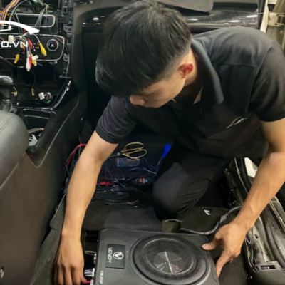 Kỹ thuật viên thi công lắp loa sub điện cho xe hơi