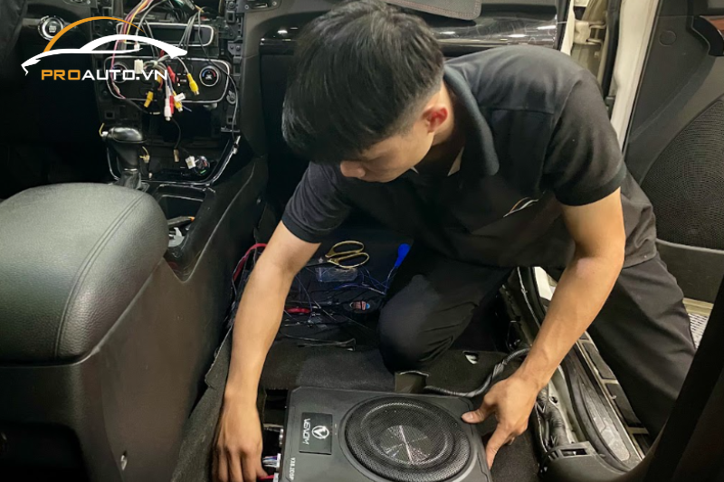Kỹ thuật viên thi công lắp loa sub điện cho xe hơi