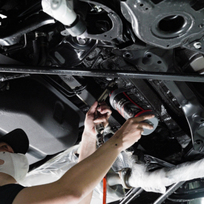 Kỹ thuật viên thi công phủ gầm xe Hyundai Santafe 2024