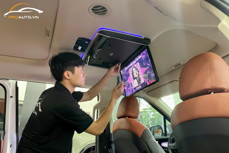 Lắp màn hình ốp trần cho Hyundai Santafe 2024