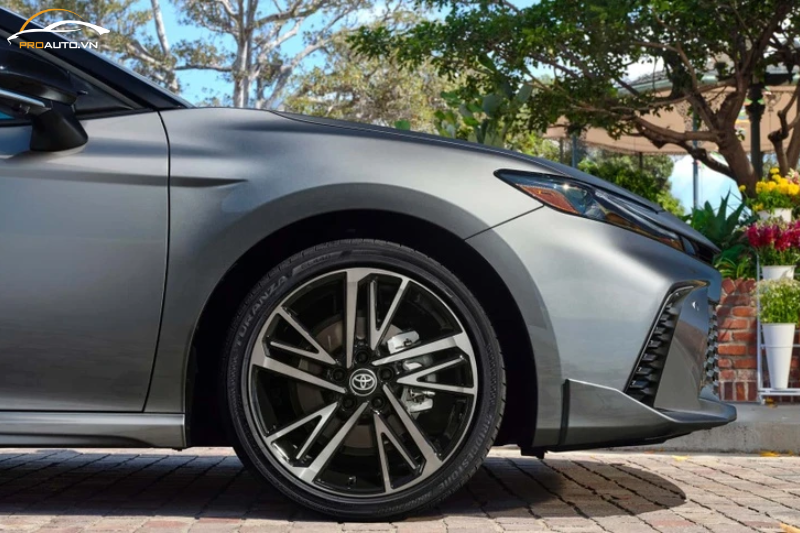 Mâm xe có nhiều lựa chọn từ 17 inch đến 19 inch tùy theo phiên bản