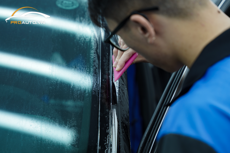 Mỗi công đoạn dán phim PPF cho xe hơi đều thực thực hiện cẩn thận