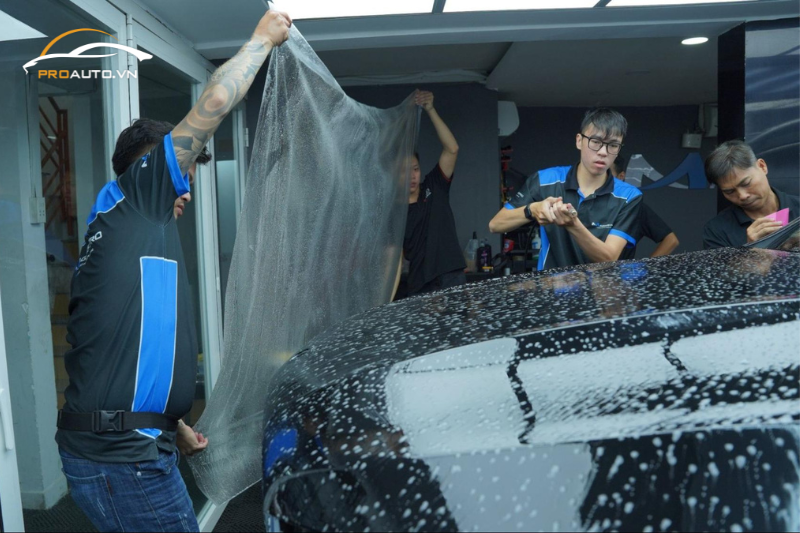 Mỗi quy trình dán PPF đều được kỹ thuật viên thi công tỉ mỉ