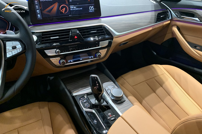 Nội thất xe BMW 5 Series 2024