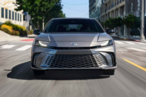 Phần đầu xe Toyota Camry 2025 ấn tượng với lưới tản nhiệt lớn