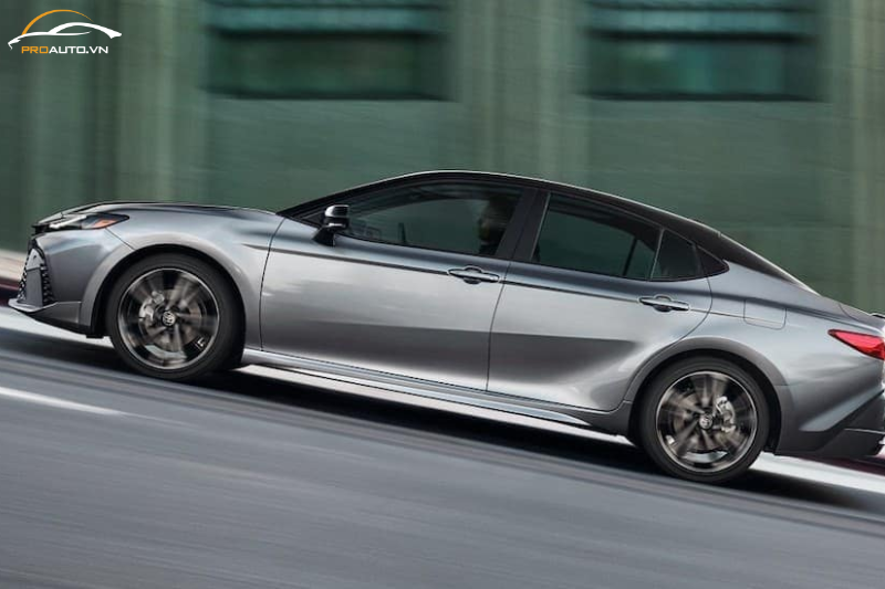 Phần thân xe Camry 2025 nổi bật với đường gân dọc 