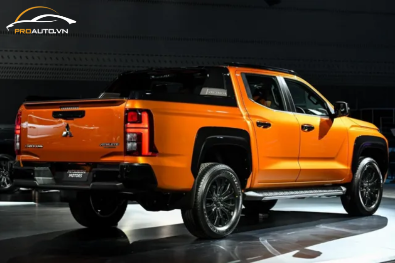 Phía sau xe Mitsubishi Triton 2025