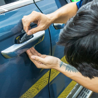 Quy trình dán PPF được kỹ thuật viên thi công cẩn thận