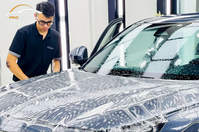 Quy trình dán PPF được kỹ thuật viên thi công cẩn thận