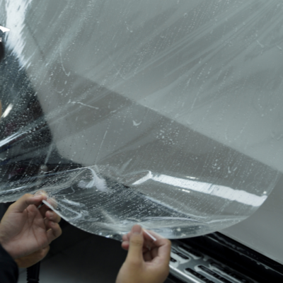 Quy trình dán PPF được kỹ thuật viên thi công cẩn thận