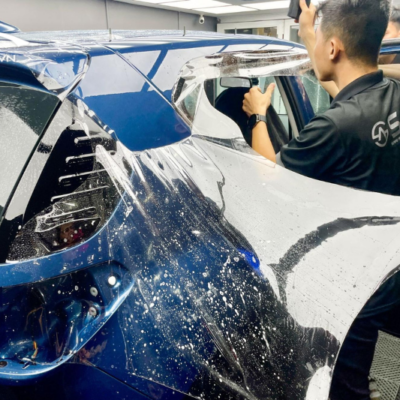 Quy trình dán PPF được kỹ thuật viên thi công cẩn thận
