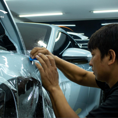 Quy trình dán PPF được kỹ thuật viên thi công cẩn thận