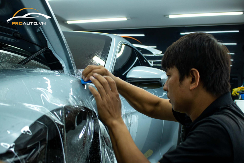 Quy trình dán PPF được kỹ thuật viên thi công cẩn thận