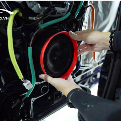 Quy trình độ âm thanh xe Kia Carnival được thực hiện bởi kỹ thuật viên chuyên nghiệp