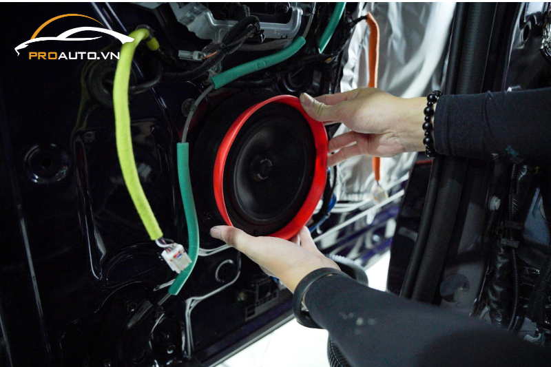 Quy trình độ âm thanh xe Kia Carnival được thực hiện bởi kỹ thuật viên chuyên nghiệp