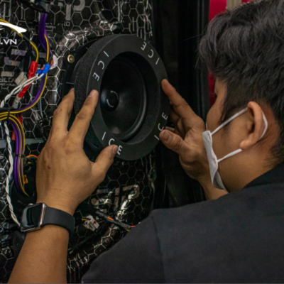 Quy trình lắp loa được thực hiện cẩn thận và tỉ mỉ