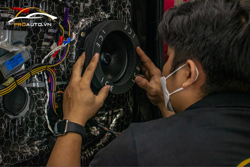 Quy trình lắp loa được thực hiện cẩn thận và tỉ mỉ