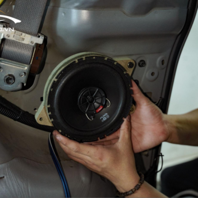 Quy trình lắp loa được thực hiện một cách cẩn thận