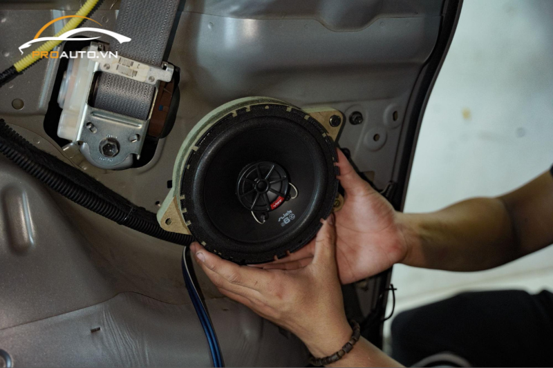 Quy trình lắp loa được thực hiện một cách cẩn thận