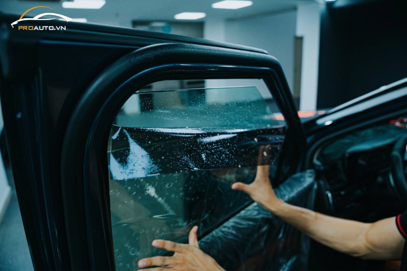 Thi công dán phim cách nhiệt 3M cho xe hơi
