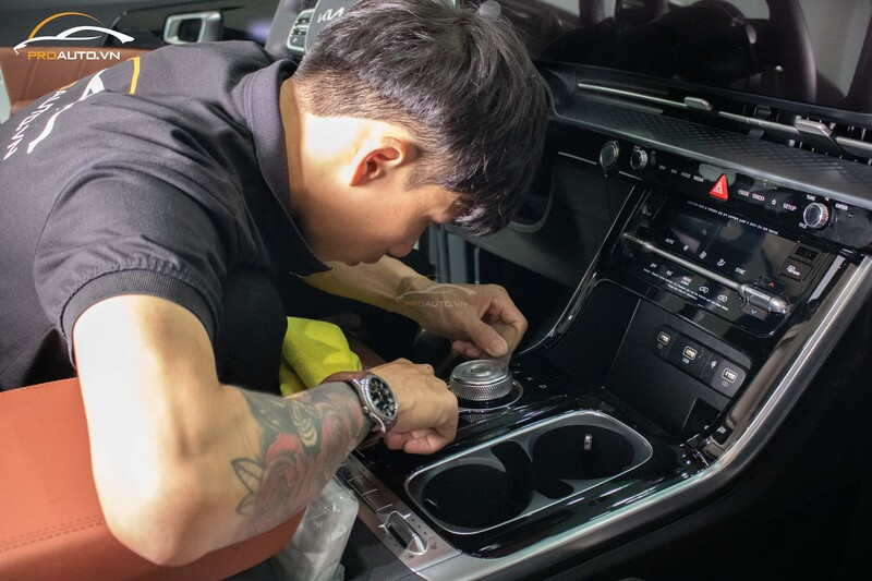 Thi công dán phim PPF cho nội thất xe hơi