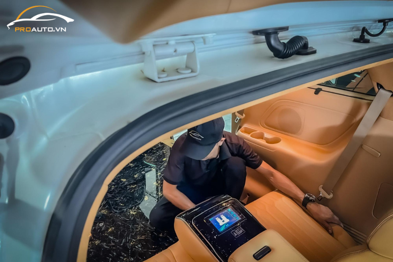 Thi công lót sàn carbon và Sofa Bed cho ô tô