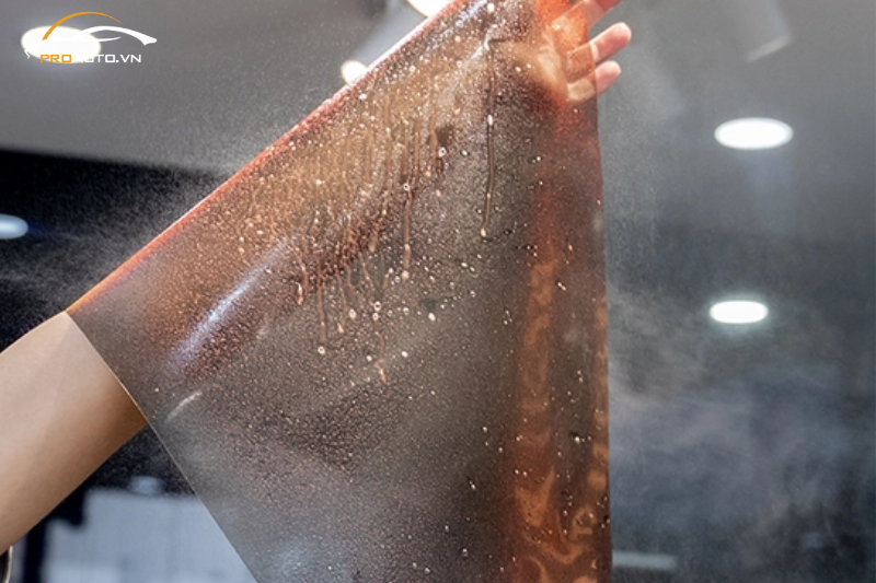 Tính phản quang đổi màu thành ánh đỏ khi gặp nước