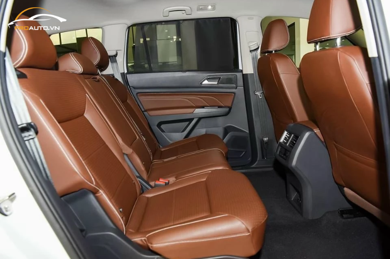Toàn bộ ghế ngồi trên xe đều được bọc da cao cấp