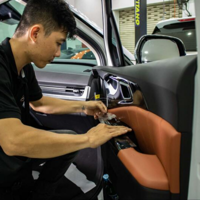 Xế yêu của bạn sẽ được kỹ thuật viên thi công dán PPF cẩn thận và tỉ mỉ