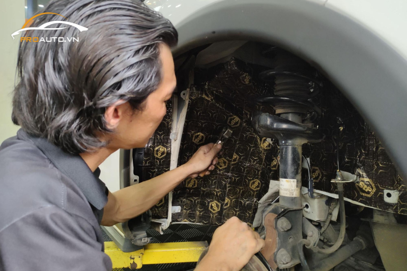 Dán cách âm chống ồn tại vị trí 4 hốc bánh xe Hyundai Santafe 2025
