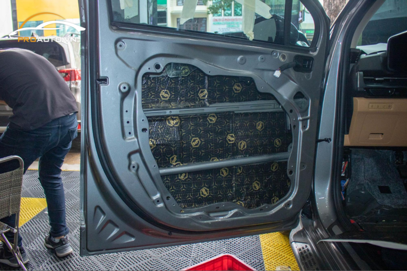 Dán cách âm chống ồn tại vị trí cửa xe Hyundai Santafe