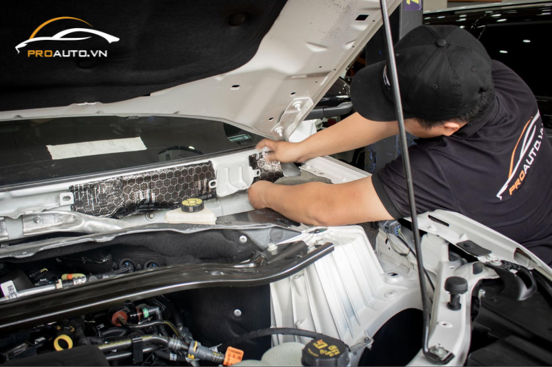 Dán cách âm chống ồn tại vị trí sàn xe Hyundai Santafe