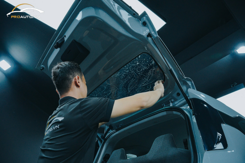 Dán phim 3M cho vị trí kính lưng xe ô tô