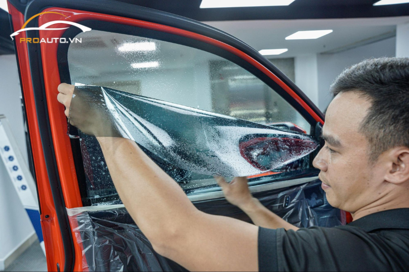 Dán phim cách nhiệt 3M cho kính tài phụ ô tô 