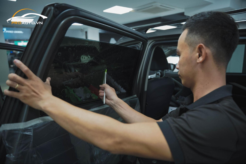 Dán phim cách nhiệt 3M Crystalline giúp chống nóng hiệu quả cho xe