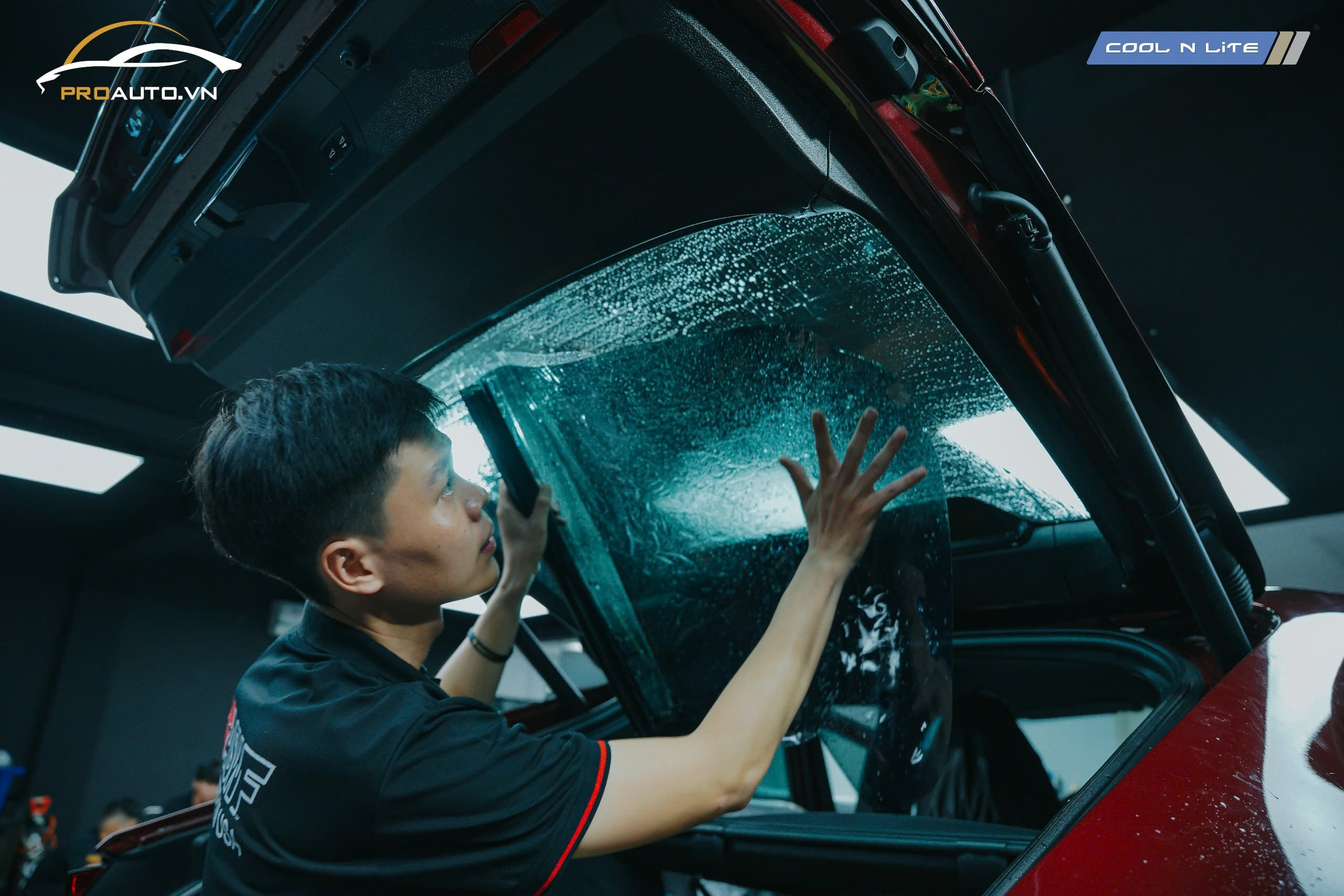 Dán phim cách nhiệt cho kính lưng ô tô