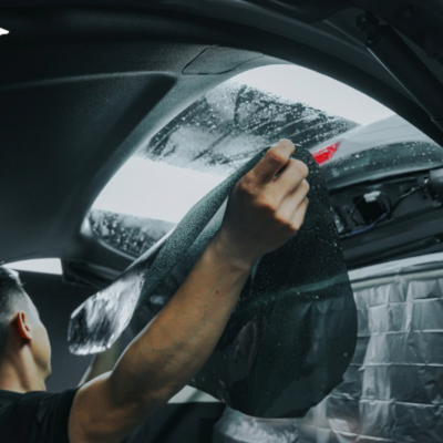 Dán phim cách nhiệt cho kính lưng xe hơi