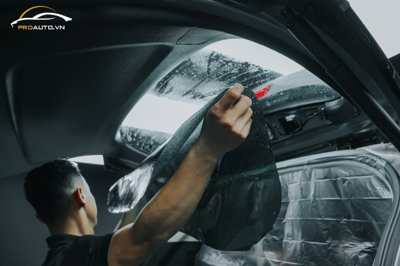 Dán phim cách nhiệt cho kính lưng xe hơi