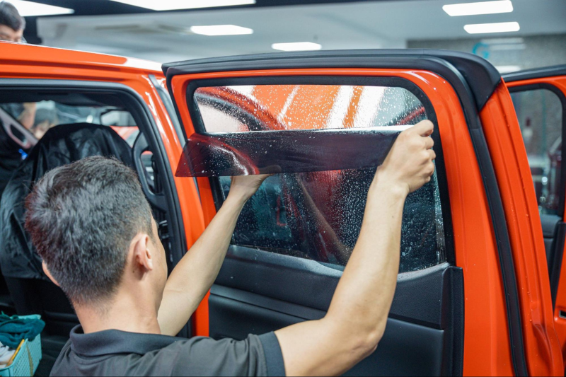Dán phim cách nhiệt kính sườn sau