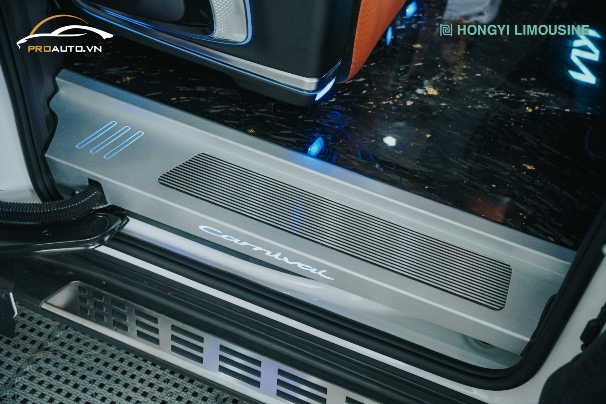 Độ bệ bước chân có đèn cho Kia Carnival 