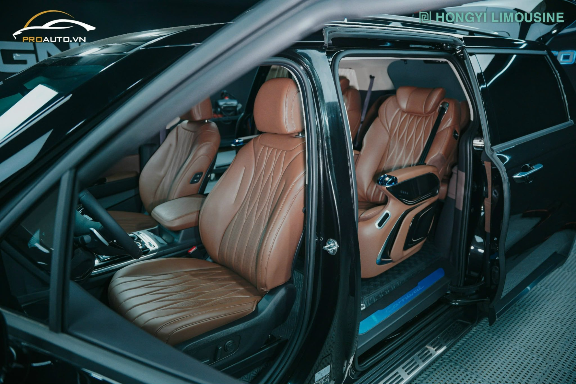 Độ ghế limousine màu nâu cho Kia Carnival - Giá mới nhất