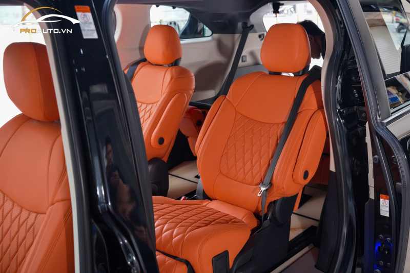 Đổi màu nội thất xe Toyota Sienna bằng cách bọc da ghế 