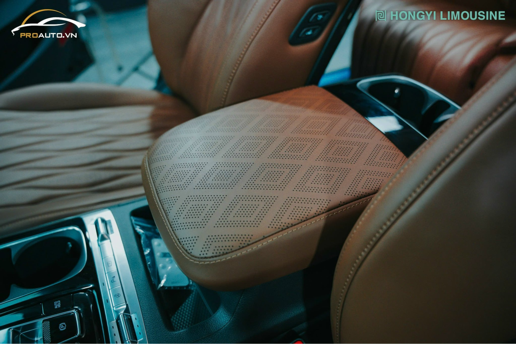 Hình ảnh độ ghế limousine màu nâu cho Kia Carnival