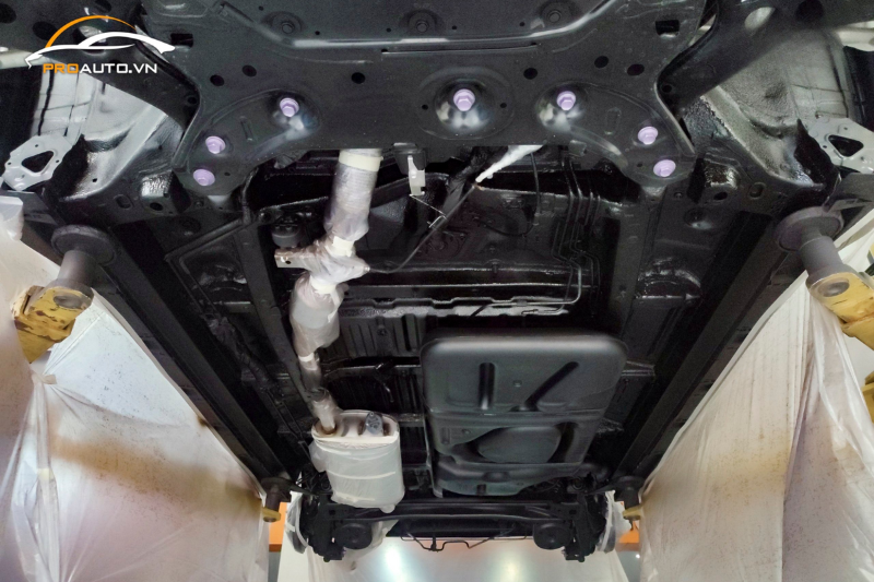 Hoàn thiện quá trình xịt phủ gầm xe Mitsubishi Xforce 2024