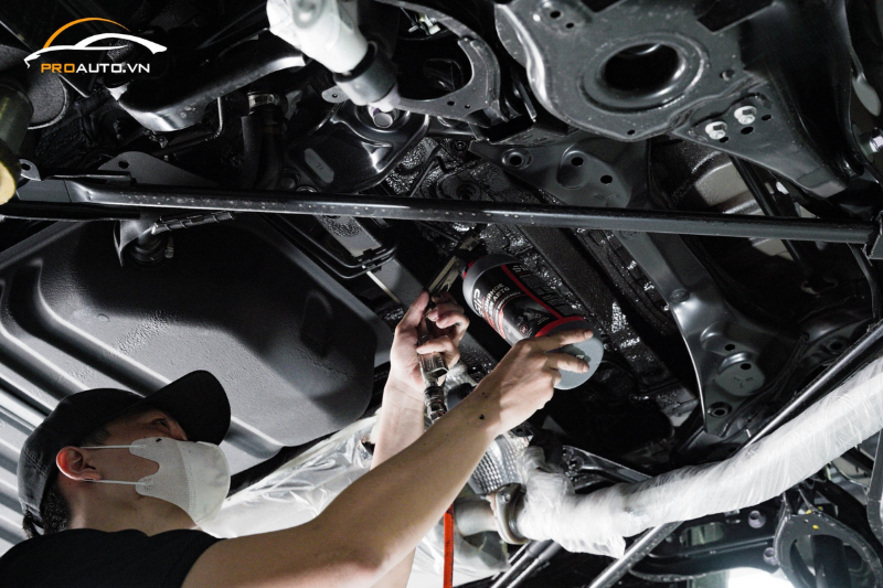 Không bỏ sót chi tiết nào khi xịt phủ gầm xe Mitsubishi Xforce 2024