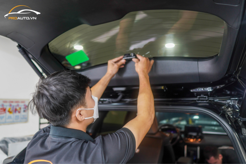 Kỹ thuật viên căn góc khi lắp camera ô tô