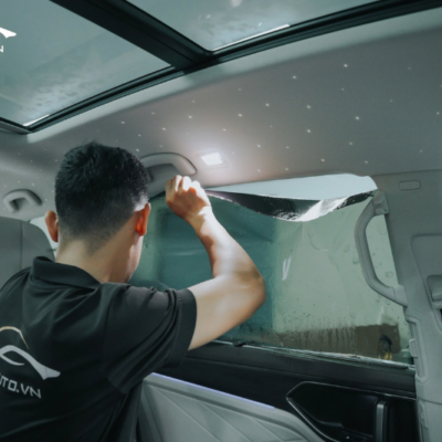 Kỹ thuật viên dán phim cách nhiệt xe Mitsubishi Xpander 2025 chuyên nghiệp