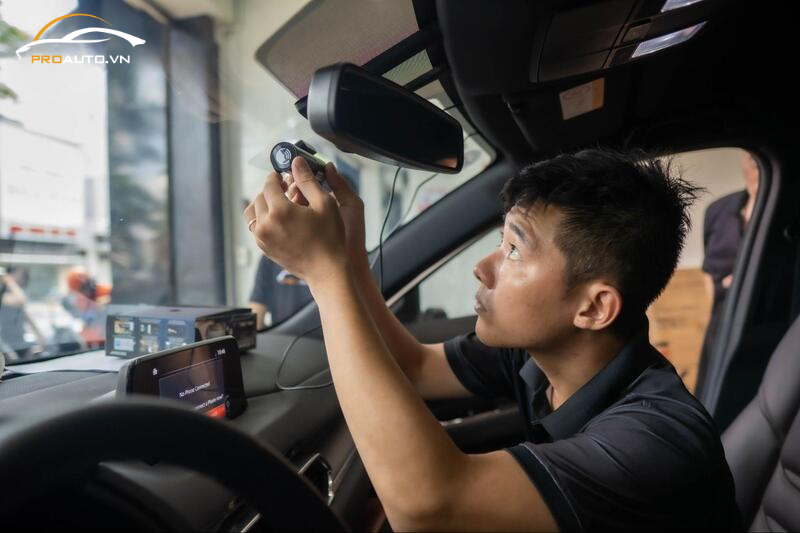Kỹ thuật viên lắp đặt camera hành trình Vietmap cho ô tô