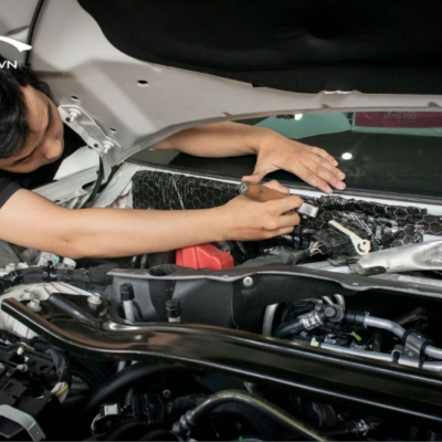 Kỹ thuật viên thi công dán cách âm khoang máy